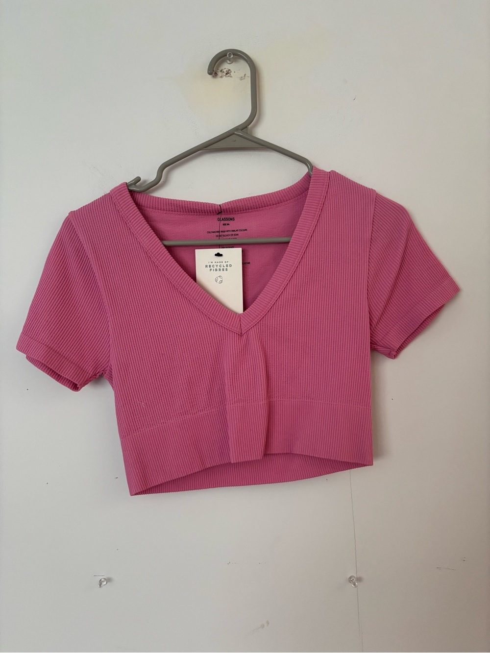 brand new! glassons pink v neck stretchy ribbed crop short sleeve athletic top🩷